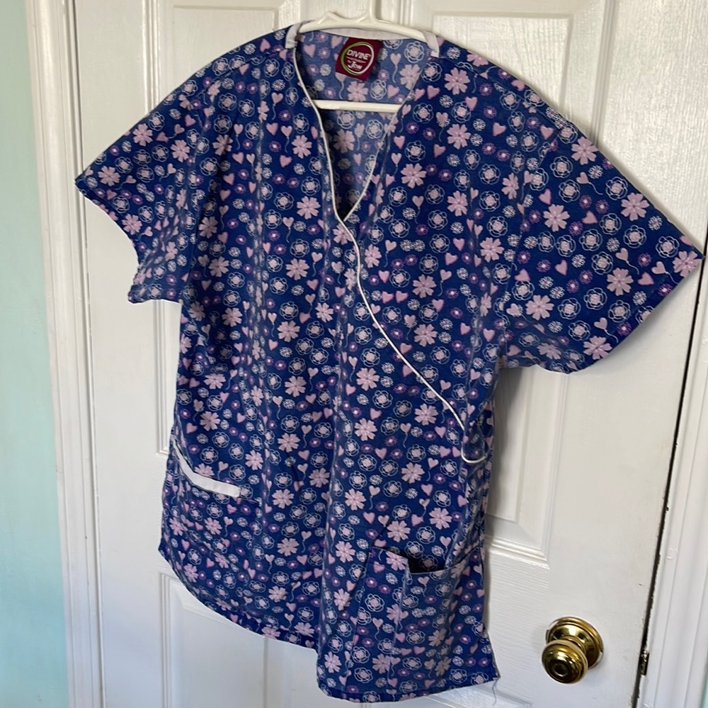 L scrub top -used with 2 pockets in front